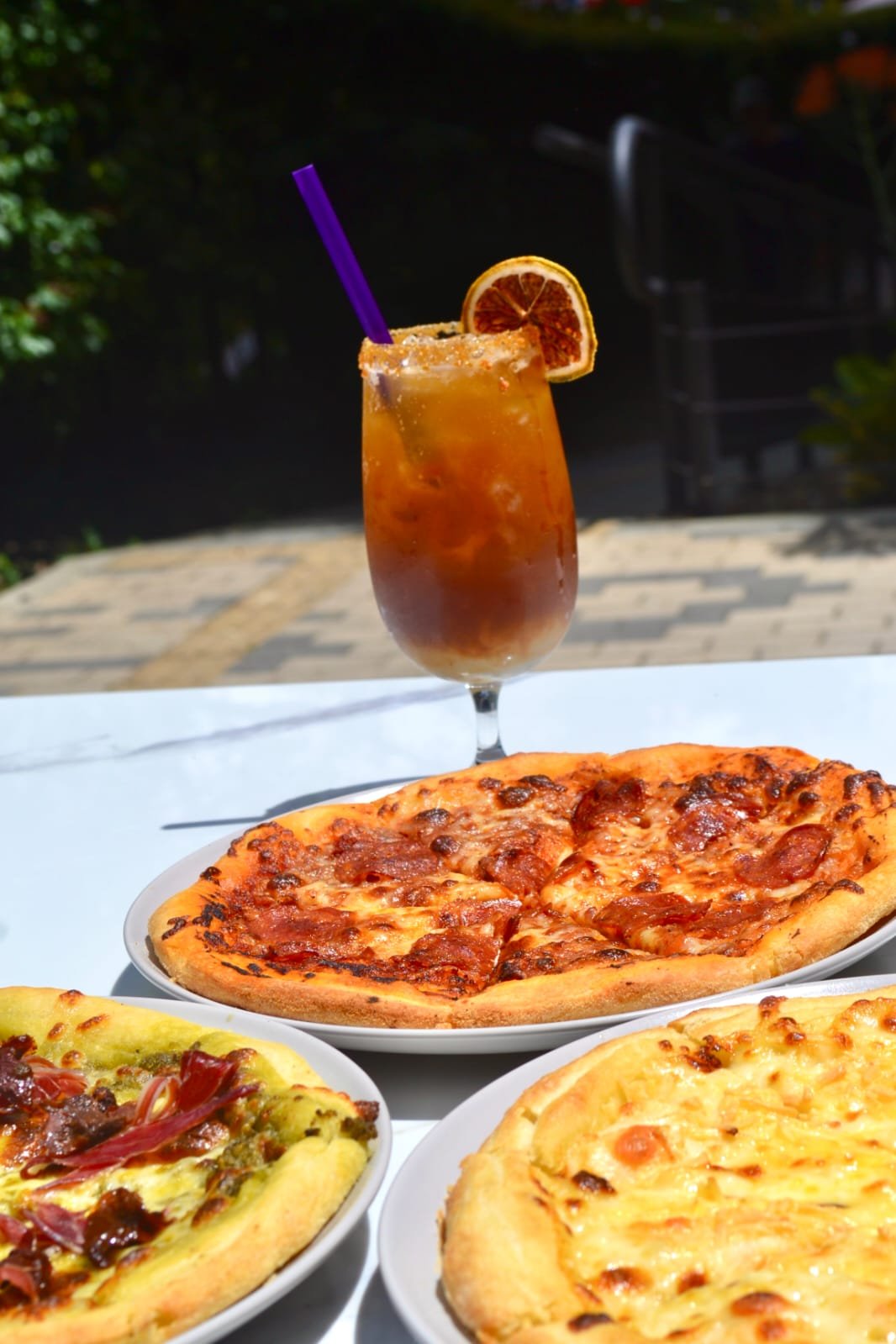 Bebidas frías artesanales servidas en la terraza de Bliss Soul Bakery