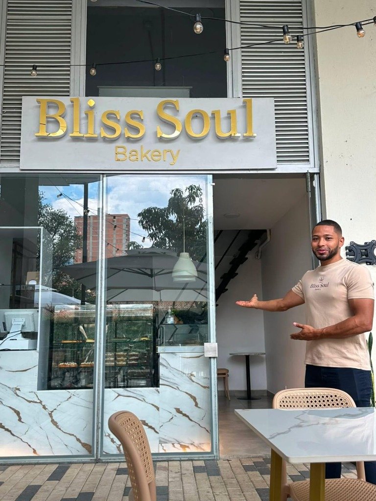 Fachada y bienvenida a Bliss Soul Bakery en Bulevar de Alcázar, Sabaneta